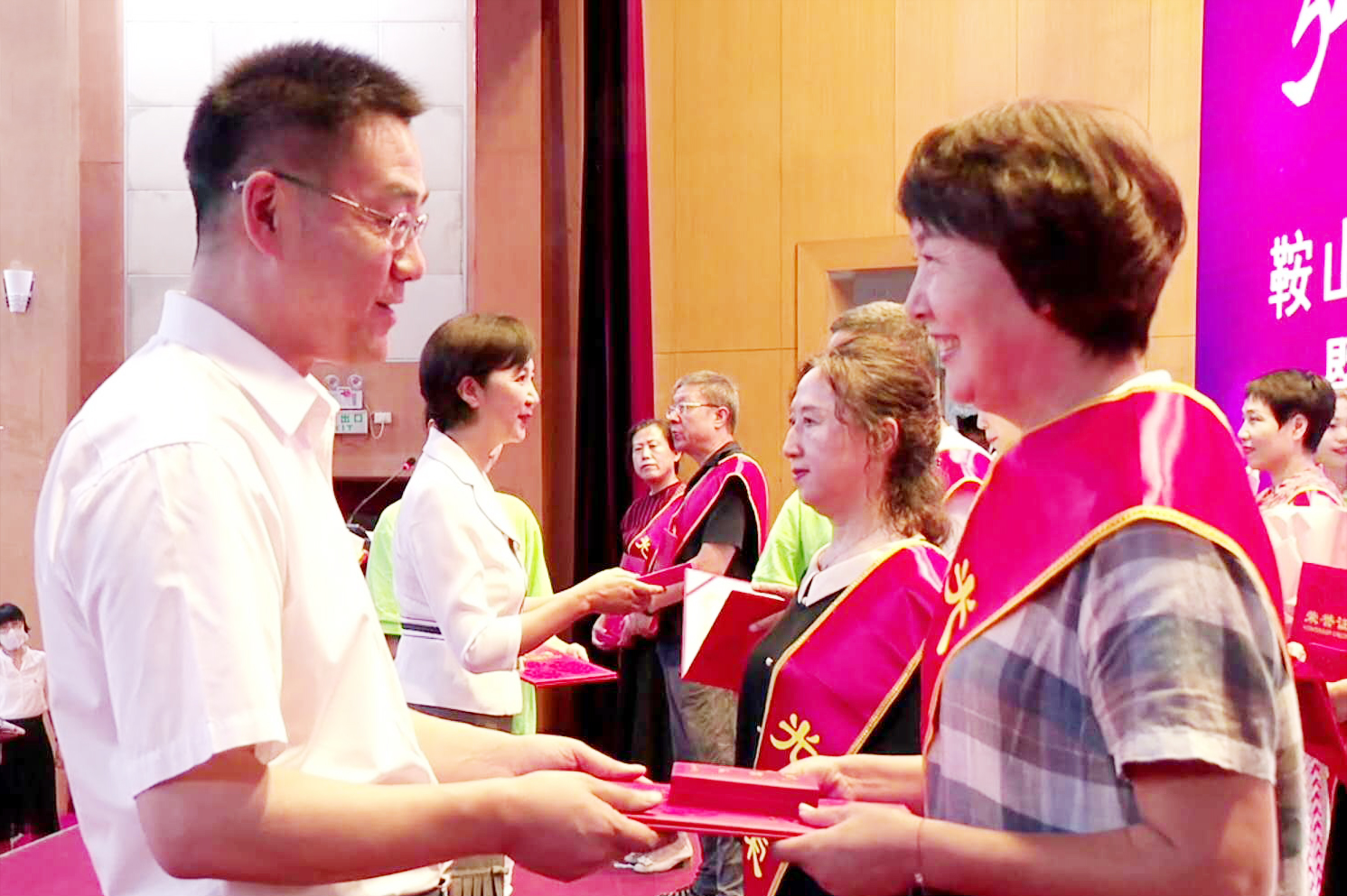 670baccc9e3d4eea81e9e0fa8368032c.jpg 校长颁奖.JPG